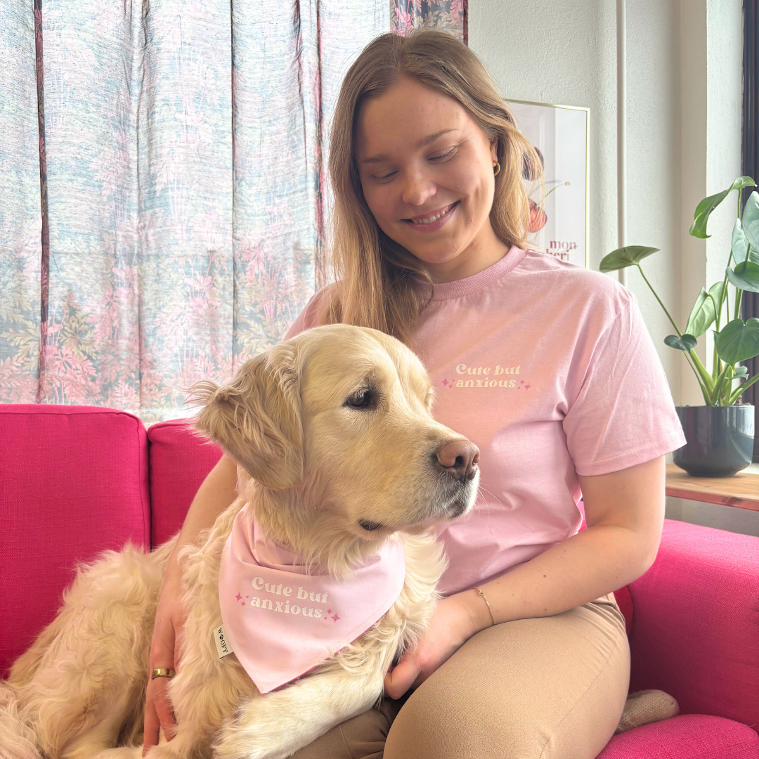 Yrtityksen perustaja ja vanha omistaja Jatta sekä hänen kultainennoutajansa Onni istumassa sohvalla.