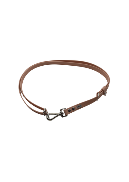 Hands-free adapteri ruskeassa värissä.