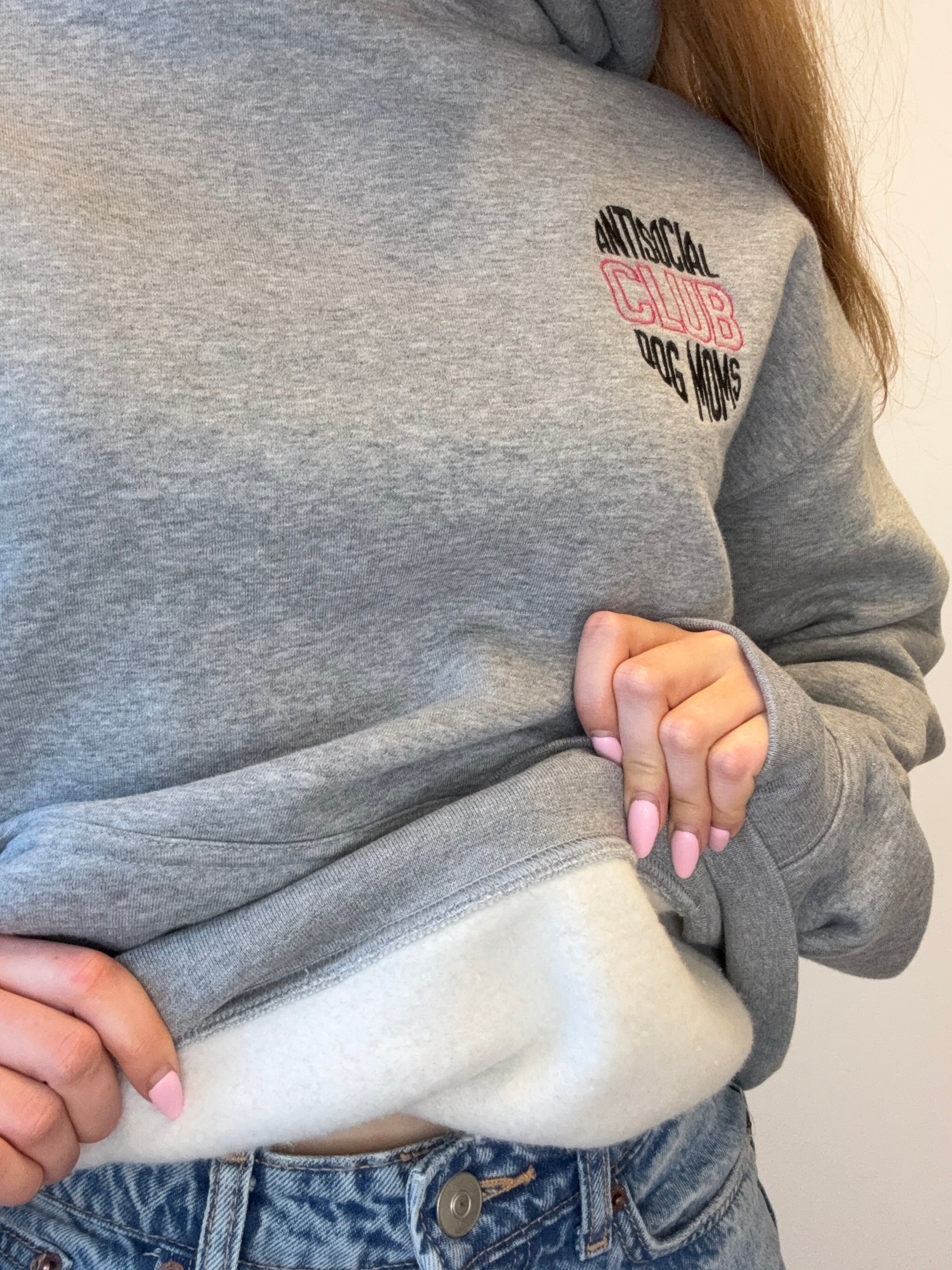 Antisocial Dog Moms Club hupparin lämpövuoren esittely edestä.