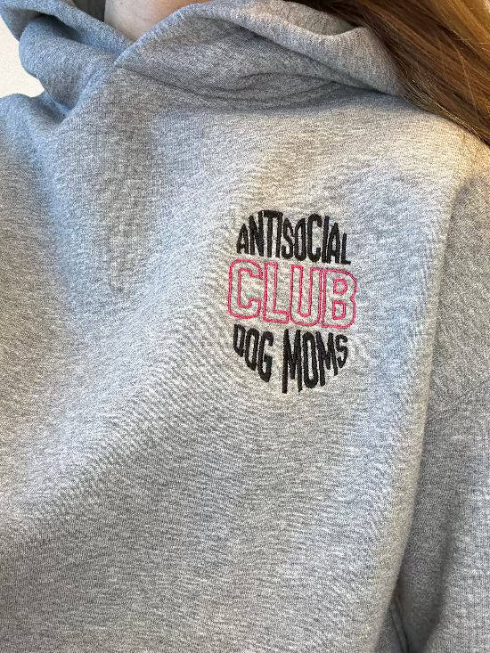 Antisocial Dog Moms Club - Oversized brodeerattu premium huppari