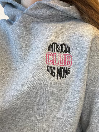 Antisocial Dog Moms Club - Oversized brodeerattu premium huppari