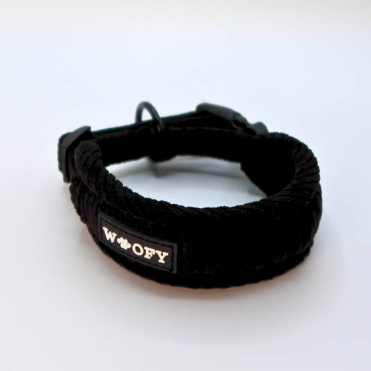 Soft kaulapanta sävyssä Onyx eli musta.