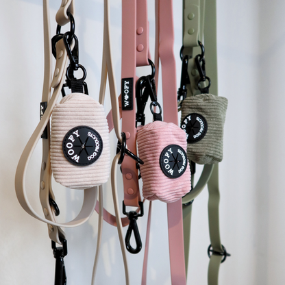 Monitoimihihnoja ja soft poop bag holder kolmessa värissä: Beach (beige), Blossom (vaaleanpunainen), Forest green (metsänvihreä).