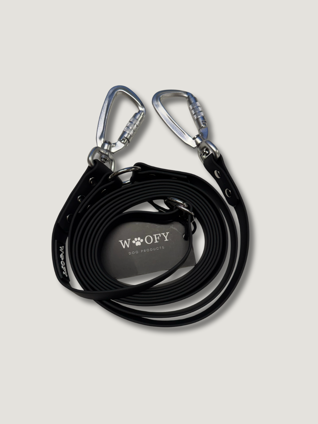 Musta Soft monitoimihihna kahdella twist-lock lukolla.