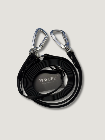 Musta Soft monitoimihihna kahdella twist-lock lukolla.