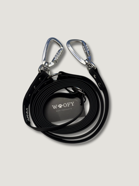 Musta Soft monitoimihihna kahdella twist-lock lukolla.