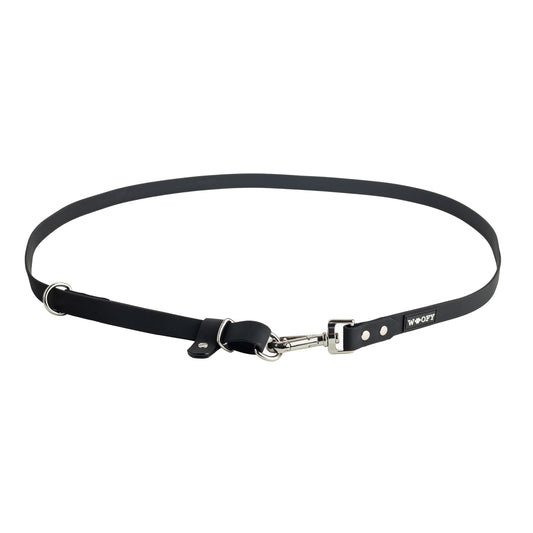 Woofyn musta Freepaws lisäosa hands-free kävelyyn.