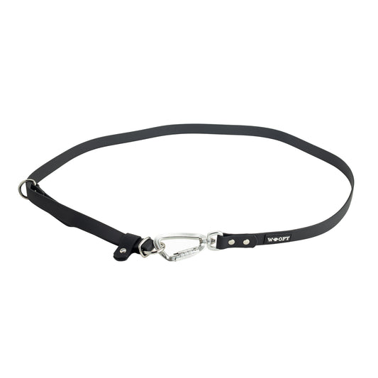 Woofyn musta Freepaws lisäosa hands-free kävelyyn. Twist-lock lukollinen malli.