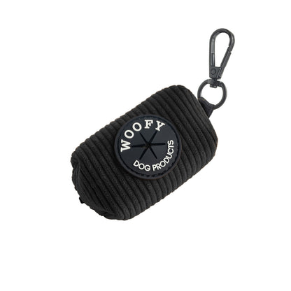 Woofyn musta samettinen poop bag holder.